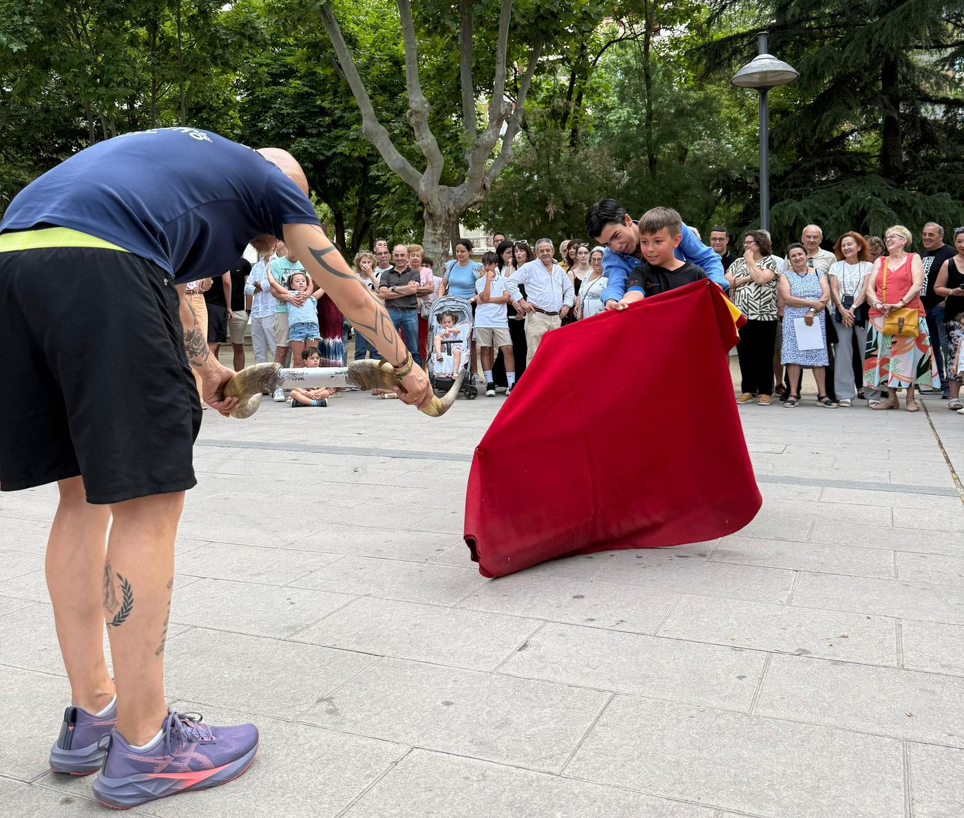 VÍDEO y FOTOS | Marco Pérez enseña los secretos del toreo a cientos de jóvenes en Zamora