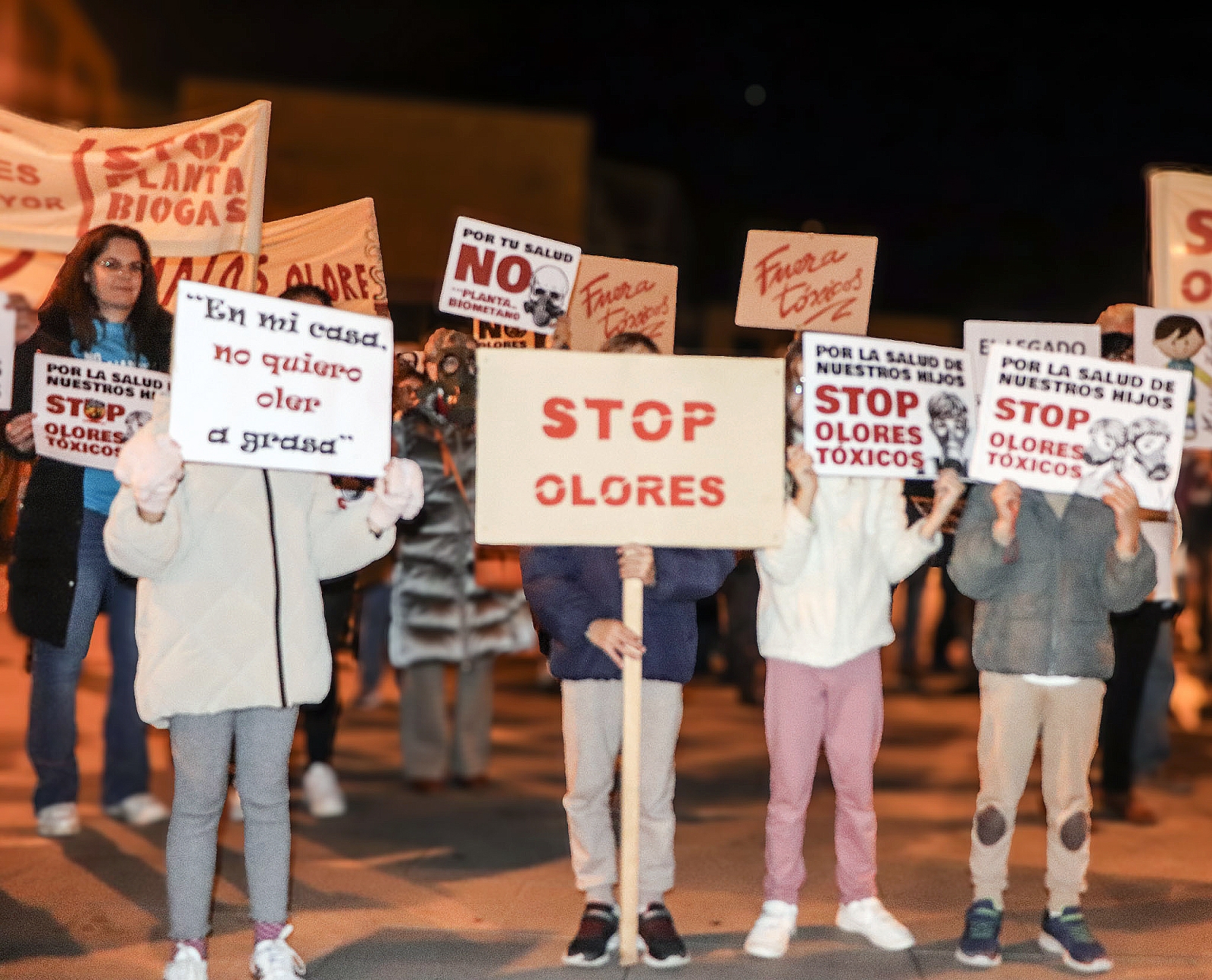 Más de 1.600 vecinos alzan la voz contra la planta SANDACH de Doñinos por olores y vertidos