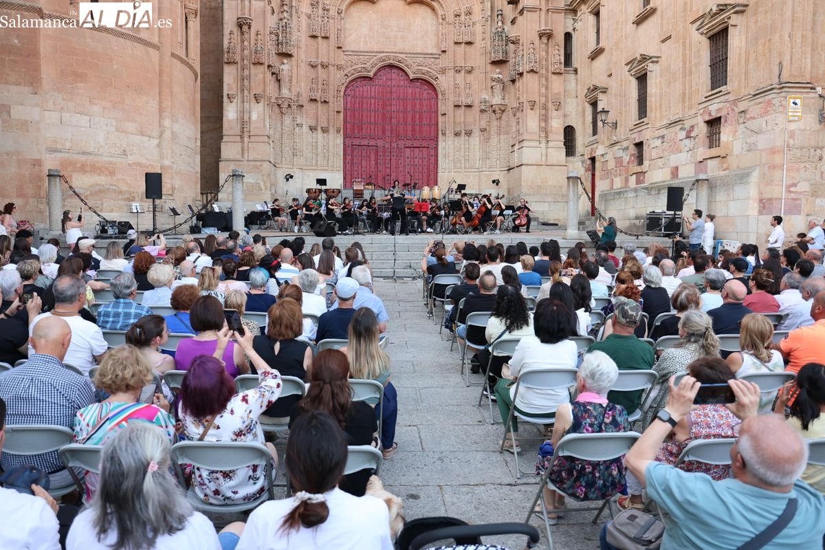 VÍDEO Y FOTOS | La Orquesta de Cuerda y la Banda de la Escuela Municipal de Música deleitan al público en el Patio Chico