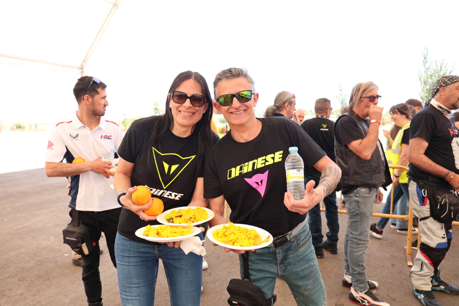 FOTOS | Una paella para reponer fuerzas y compartir la pasión por las motos en Villamayor