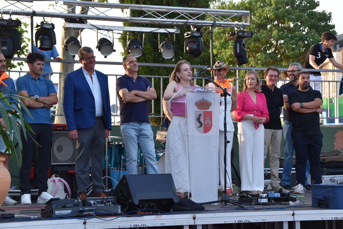 VÍDEO y FOTOS | La haltera Marta García Rincón enciende la mecha festiva en Cabrerizos