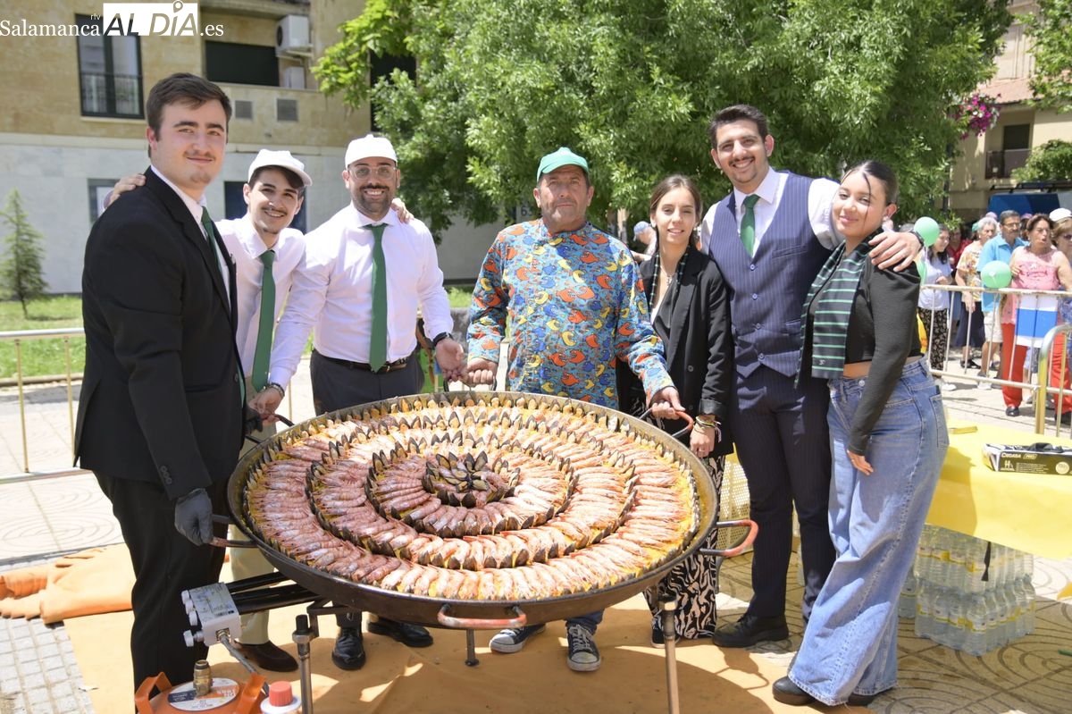 FOTOS | Tecnocasa festeja su primer año en el paseo del Rollo con una paella popular