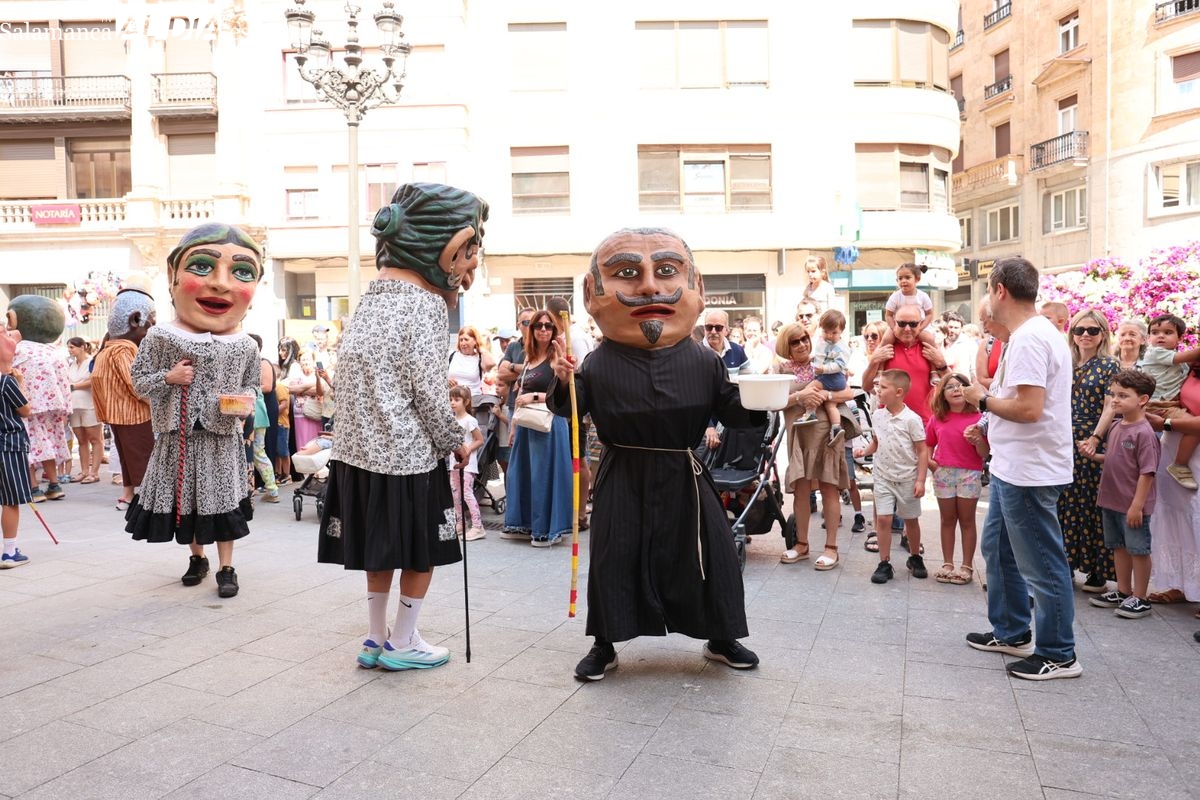 VÍDEO Y FOTOS | Un gran pasacalles de cabezudos toma el centro de Salamanca