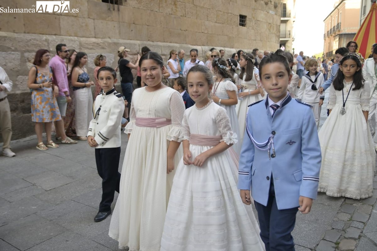 VÍDEO Y FOTOS | Los niños de Primera Comunión iluminan el Corpus Christi en Salamanca