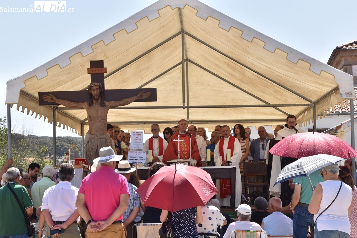 VÍDEO y FOTOS | Cientos de fieles honran al Cristo de Cabrera tras la tradicional Marcha Nocturna