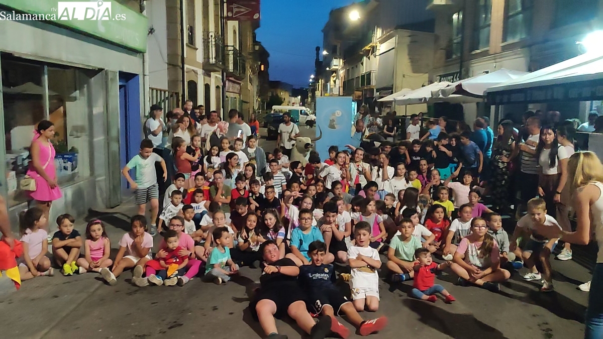 Los más pequeños de Vitigudino se adelantan en el pre-Corpus con un emocionante Toro de Cajón infantil