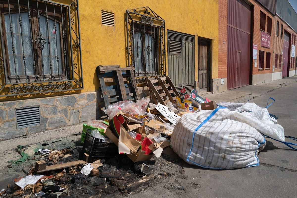 VÍDEO | La suciedad desborda la paciencia en el Polígono de Villares: empresarios y trabajadores exigen soluciones 