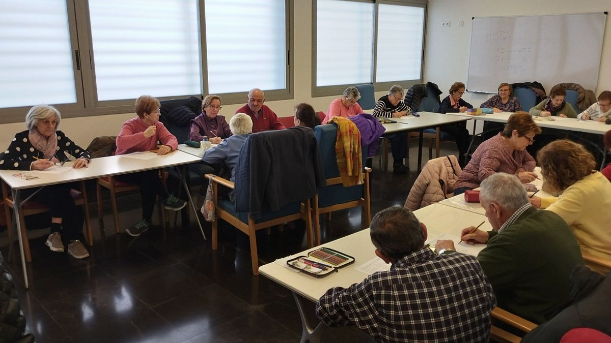 Los mayores de los talleres de memoria de Santa Marta se gradúan en el Paraninfo de la USAL 