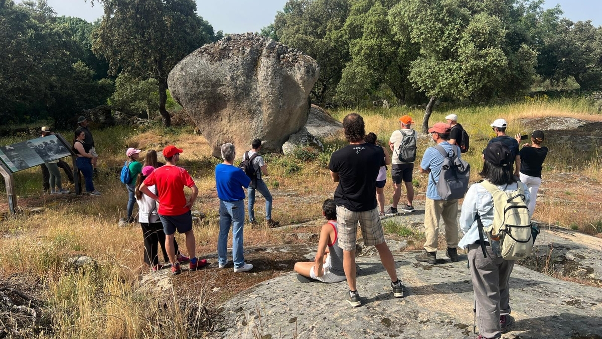 Piedras sagradas que hablan: la prehistoria del oeste salmantino revive de la mano de Adezos