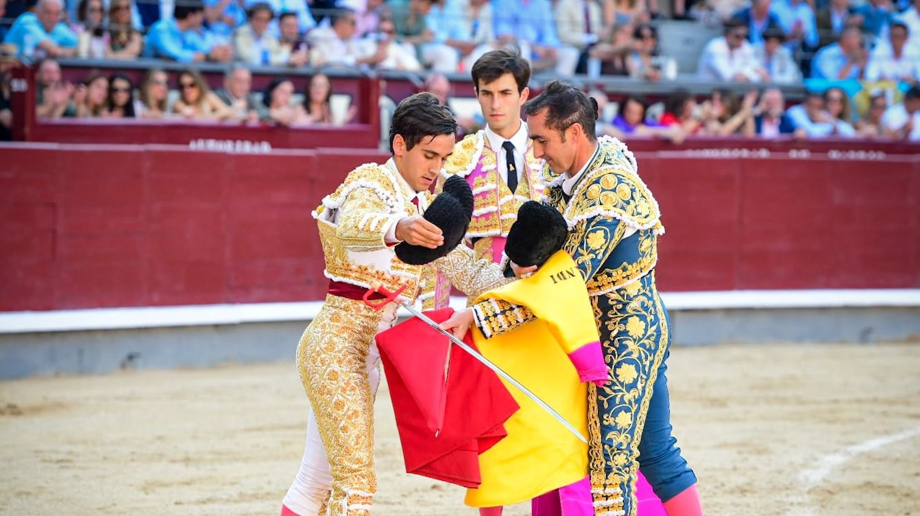 Entrega y firmeza de Ismael Martín, que saluda una ovación en el toro de su confirmación