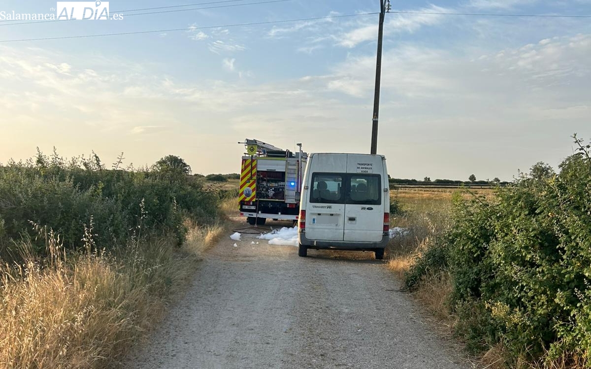 El propietario del vehículo controla el incendio de una furgoneta en Lumbrales y evita su propagación
