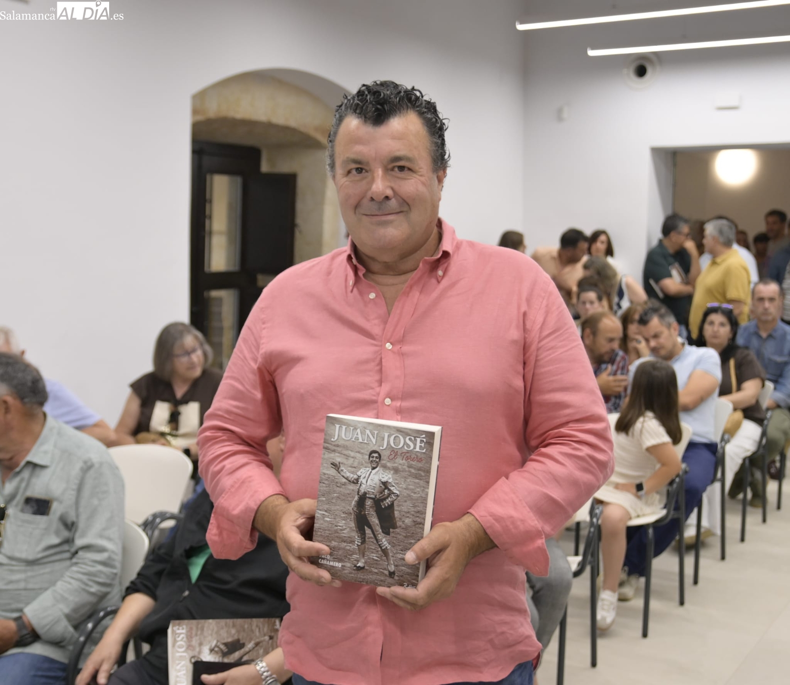 Paco Cañamero inmortaliza la figura del torero Juan José en una nueva biografía presentada en Salamanca