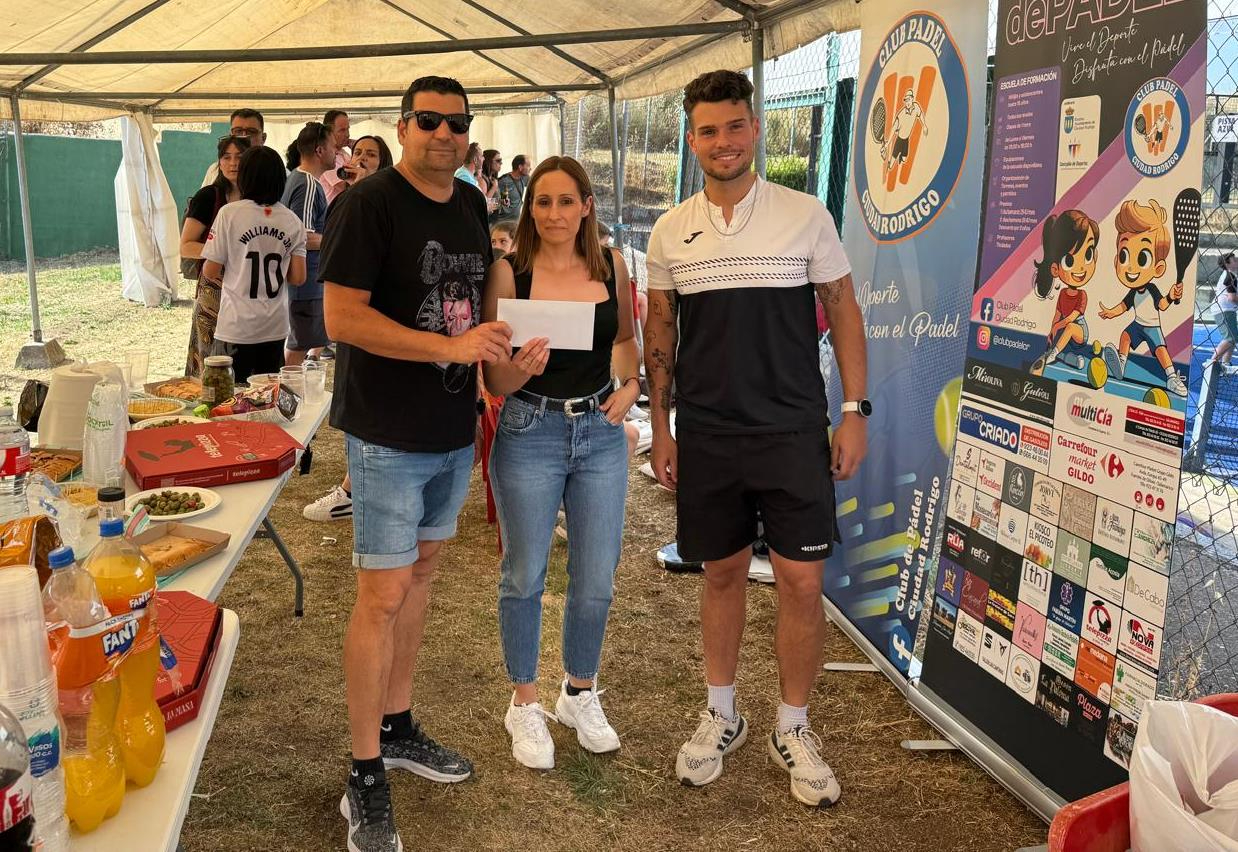 El Club de Pádel entrega a AFAD el dinero recaudado con su paella solidaria