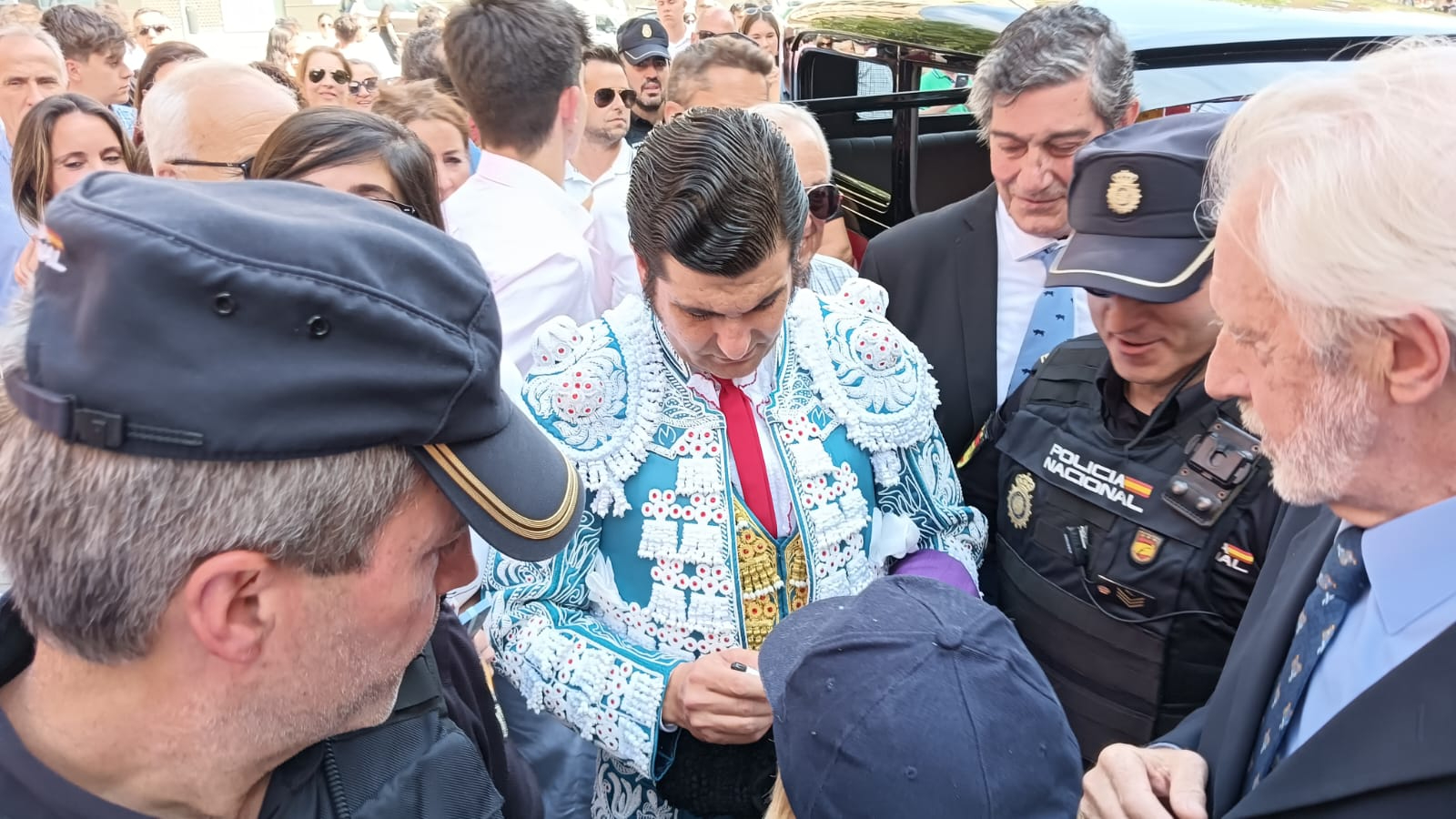 ¡Ambientazo en La Glorieta! Morante llega en coche clásico (VÍDEO)
