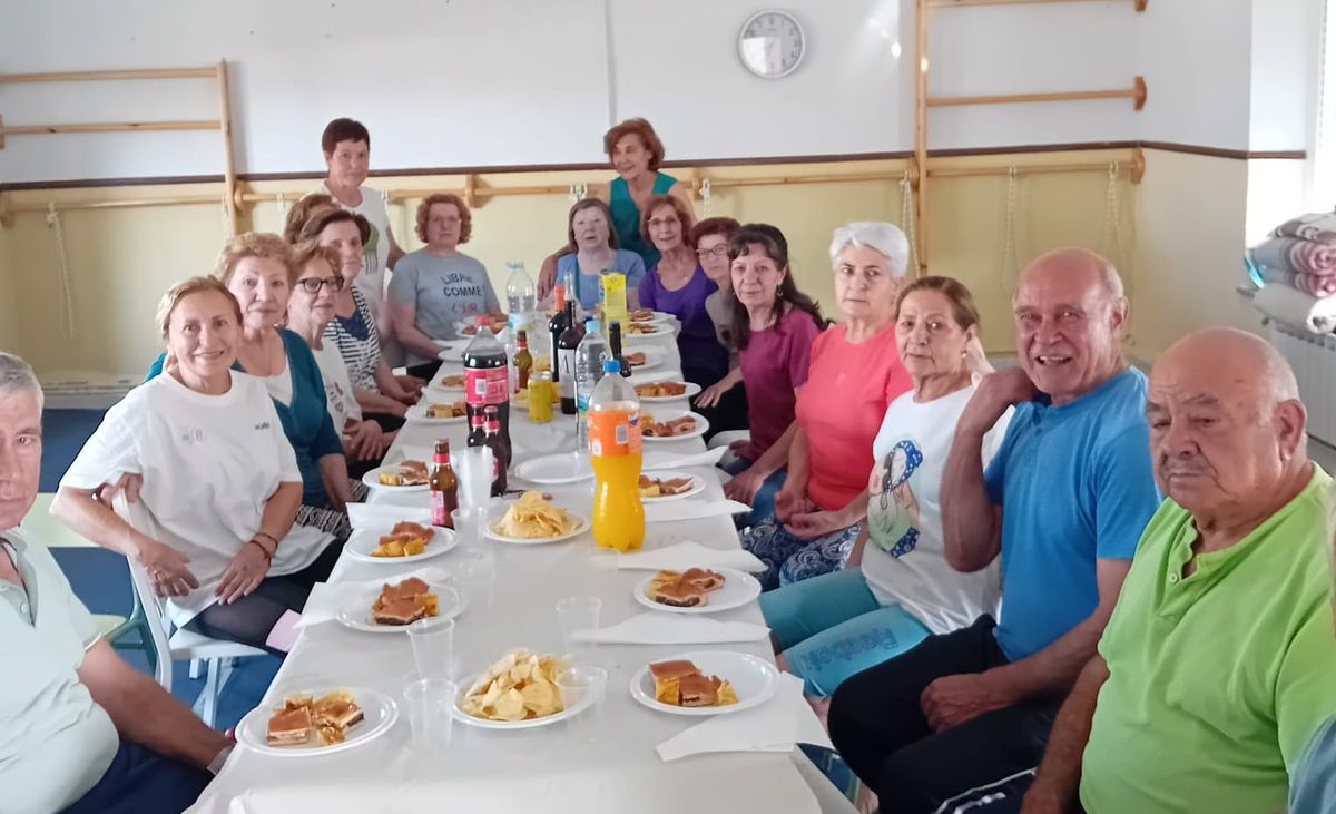 Los alumnos asistentes a las clases de yoga celebran el fin de curso en Cipérez 