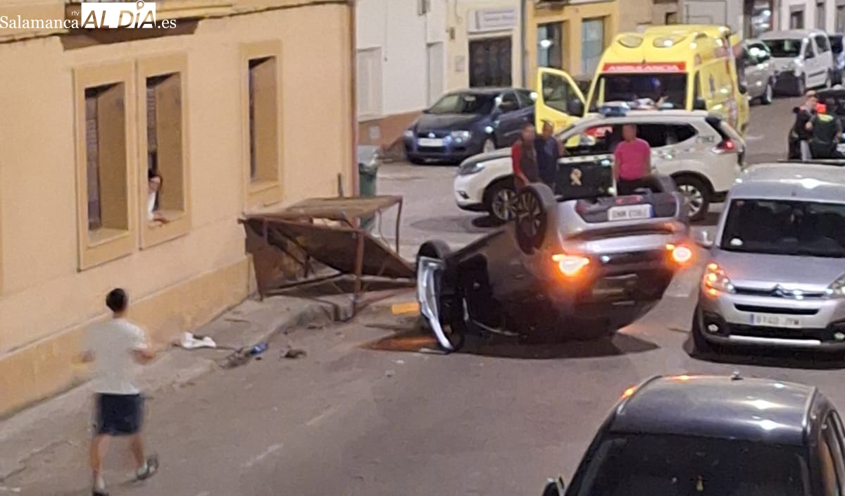 El aparatoso vuelco de un vehículo en la madrugada del Corpus sobresalta las fiestas de Vitigudino
