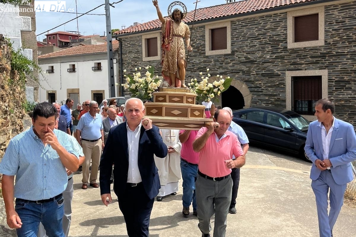 Ahigal de los Aceiteros celebra el día grande de San Juan con misa, procesión y convite