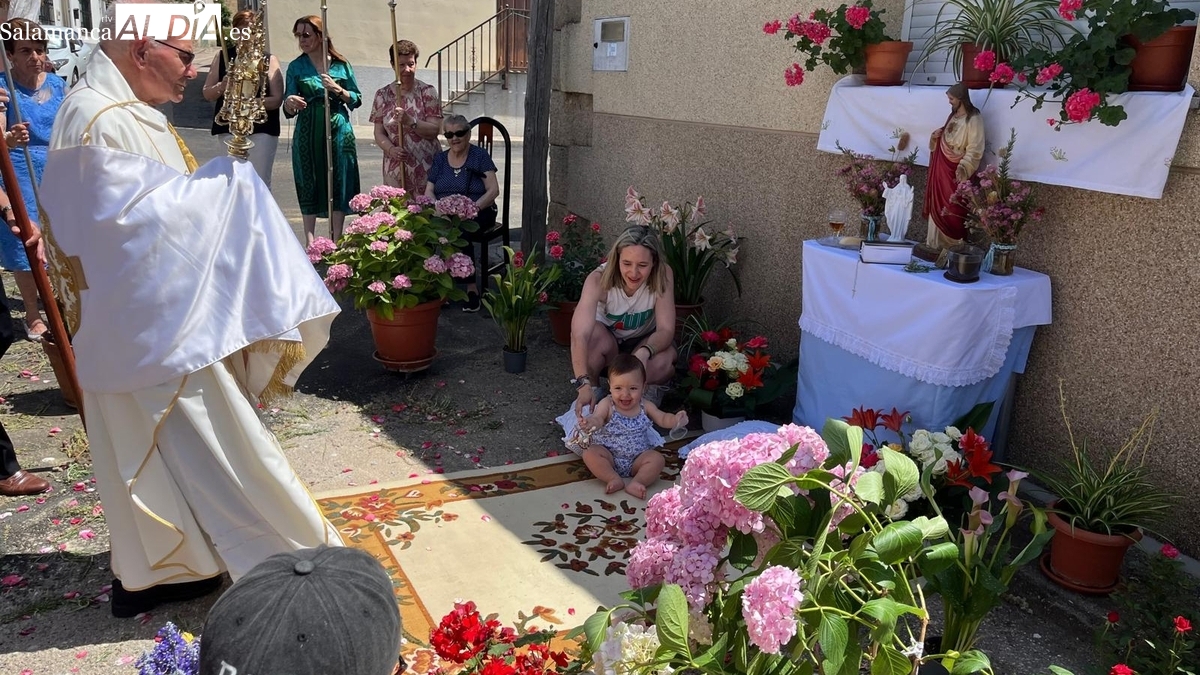 Yecla de Yeltes celebra el Corpus Christi con una procesión y la bendición de dos niños