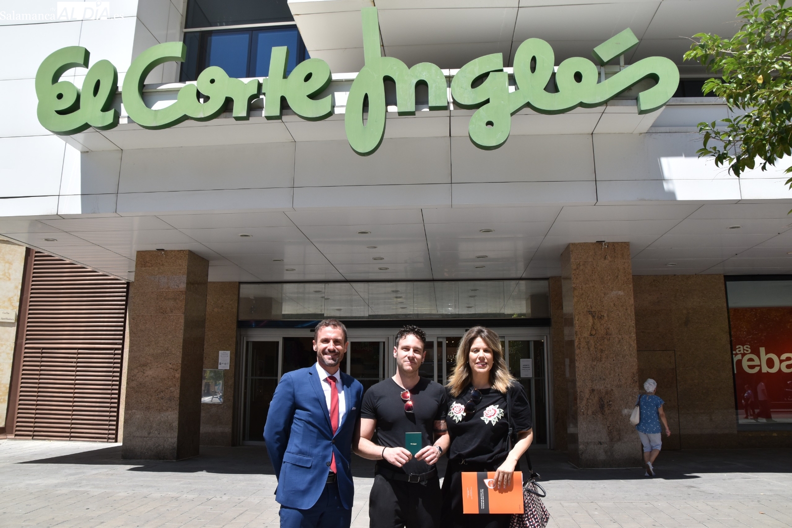Sergio Domingo, ganador del concurso para diseñar los trofeos de la III Gala AL DÍA con el deporte salmantino, recibe su premio de la mano de El Corte Inglés