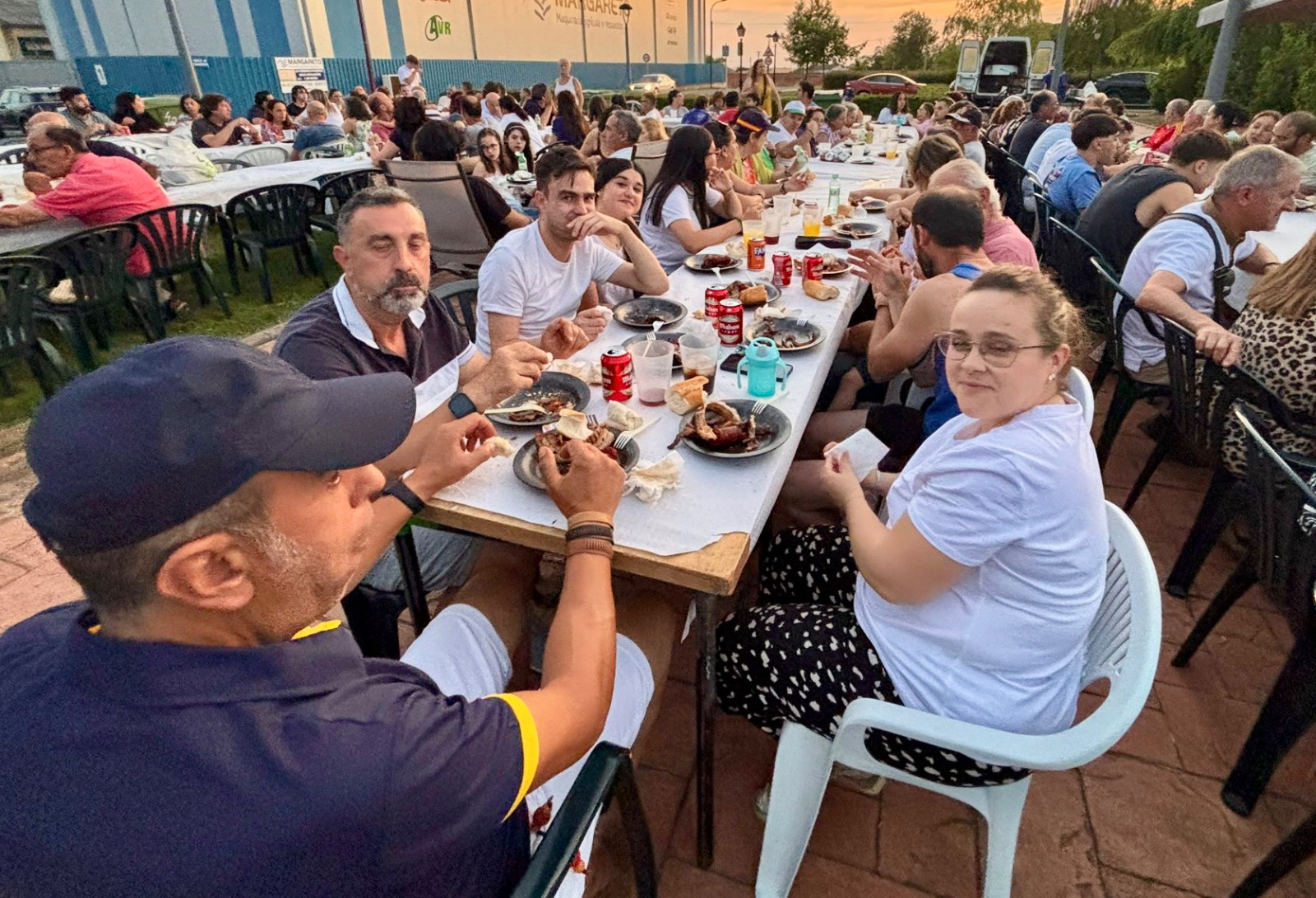 Gran ambiente y unidad durante la primera fiesta vecinal en el barrio de Los Chopos