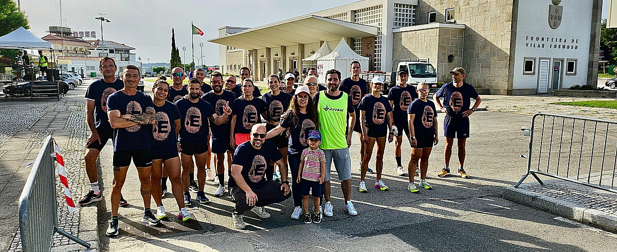 Atletas de España y Portugal completan una carrera  por La Raya Hispanolusa de Fuentes de Oñoro y Vilar Formoso.