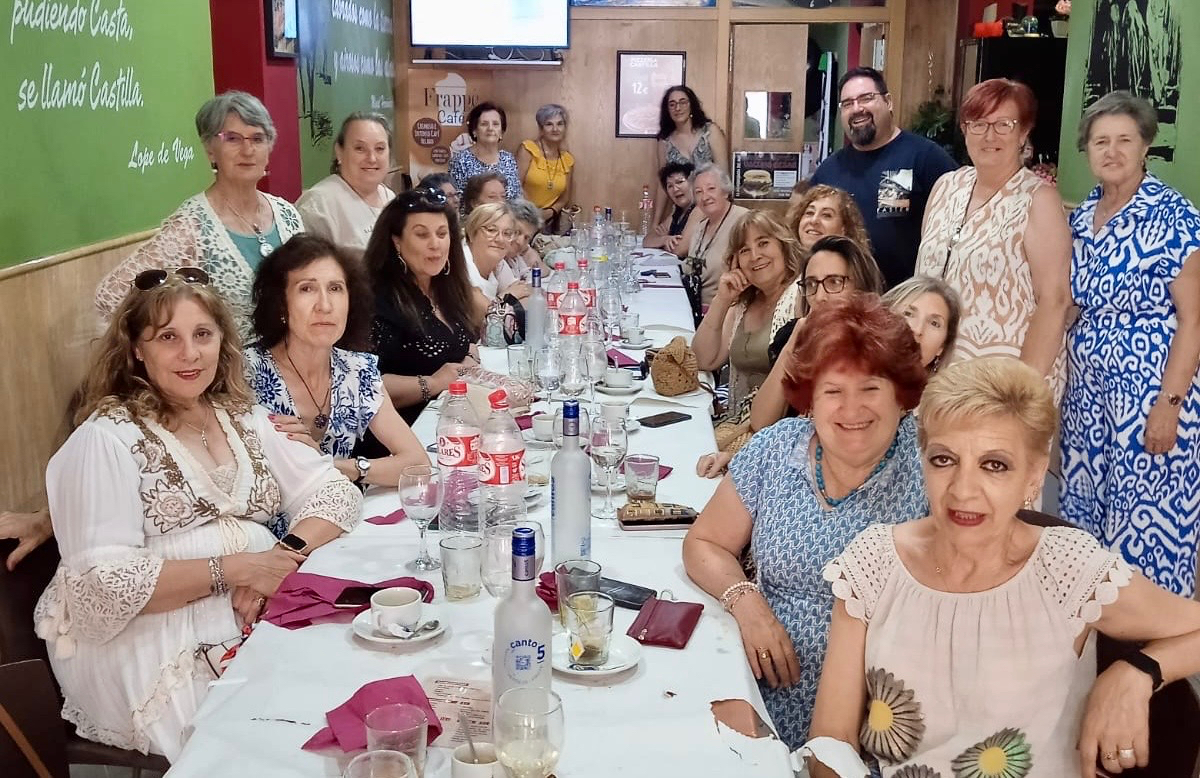 Mesa, mantel y no poca animación durante la comida de fin de curso del taller municipal dedicado al Encaje de Bolillos y el Bordado
