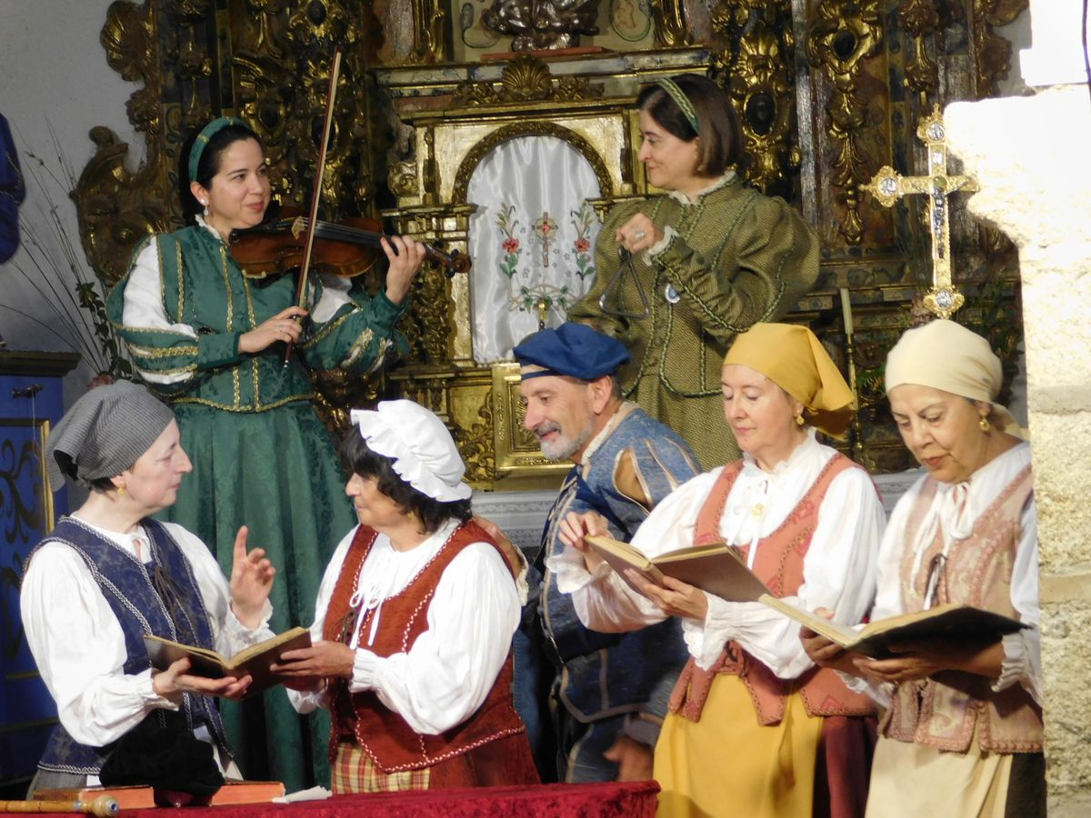 FOTOS | Buscando a Nebrija deslumbra en la histórica iglesia de Aldeanueva de la Sierra