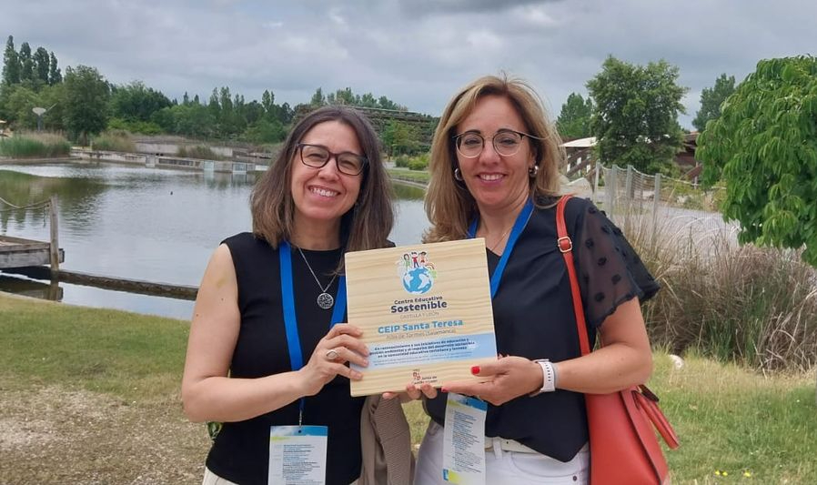 Belén Serrano Guevara y Marian Martín Lorenzo, con la distinción al CEIP Santa Teresa