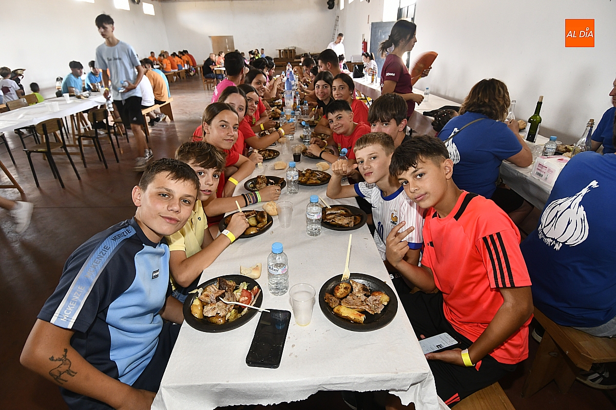 Las peñas de Robleda congregan a más de 160 personas en la comida popular que pone fin a las fiestas de San Juan