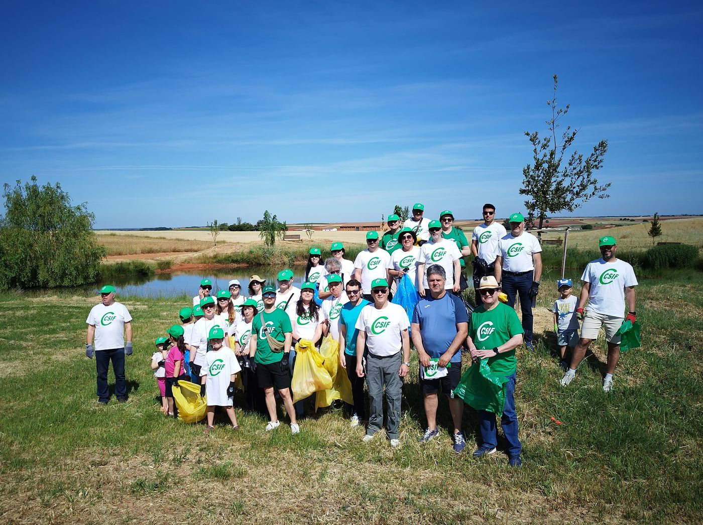 45 manos contra la basura: CSIF y Doñinos actúan por un entorno limpio