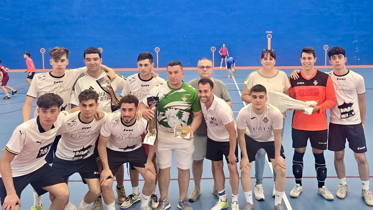 Deporte y continuado ambiente durante el VII Campeonato de Fútbol Sala de la Cofradía Virgen de la Esperanza