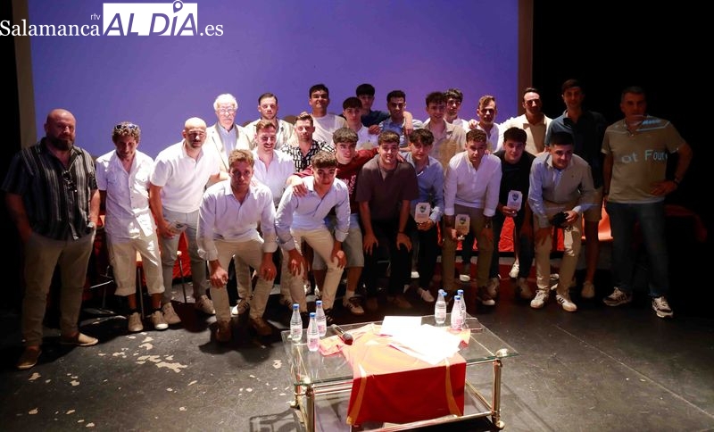 Vicente del Bosque apadrina el homenaje al Alba de Tormes CF por su ascenso a Primera Provincial