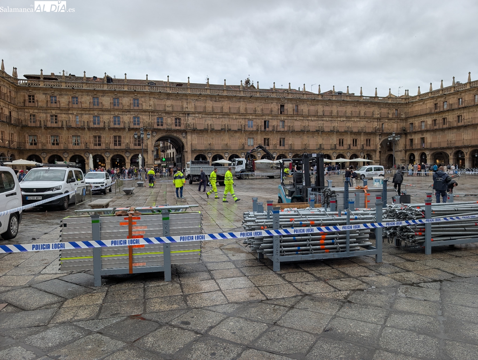 La Plaza Mayor empieza su transformación para un evento sin precedentes en Salamanca