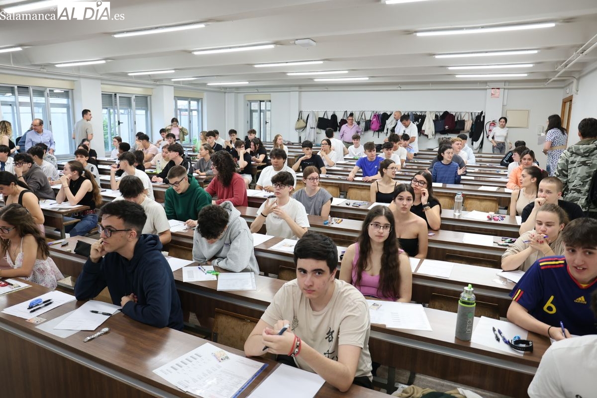 FOTOS | Una estudiante con un brazo roto y otro que olvidó el DNI, incidencias subsanadas en la PAU de Salamanca