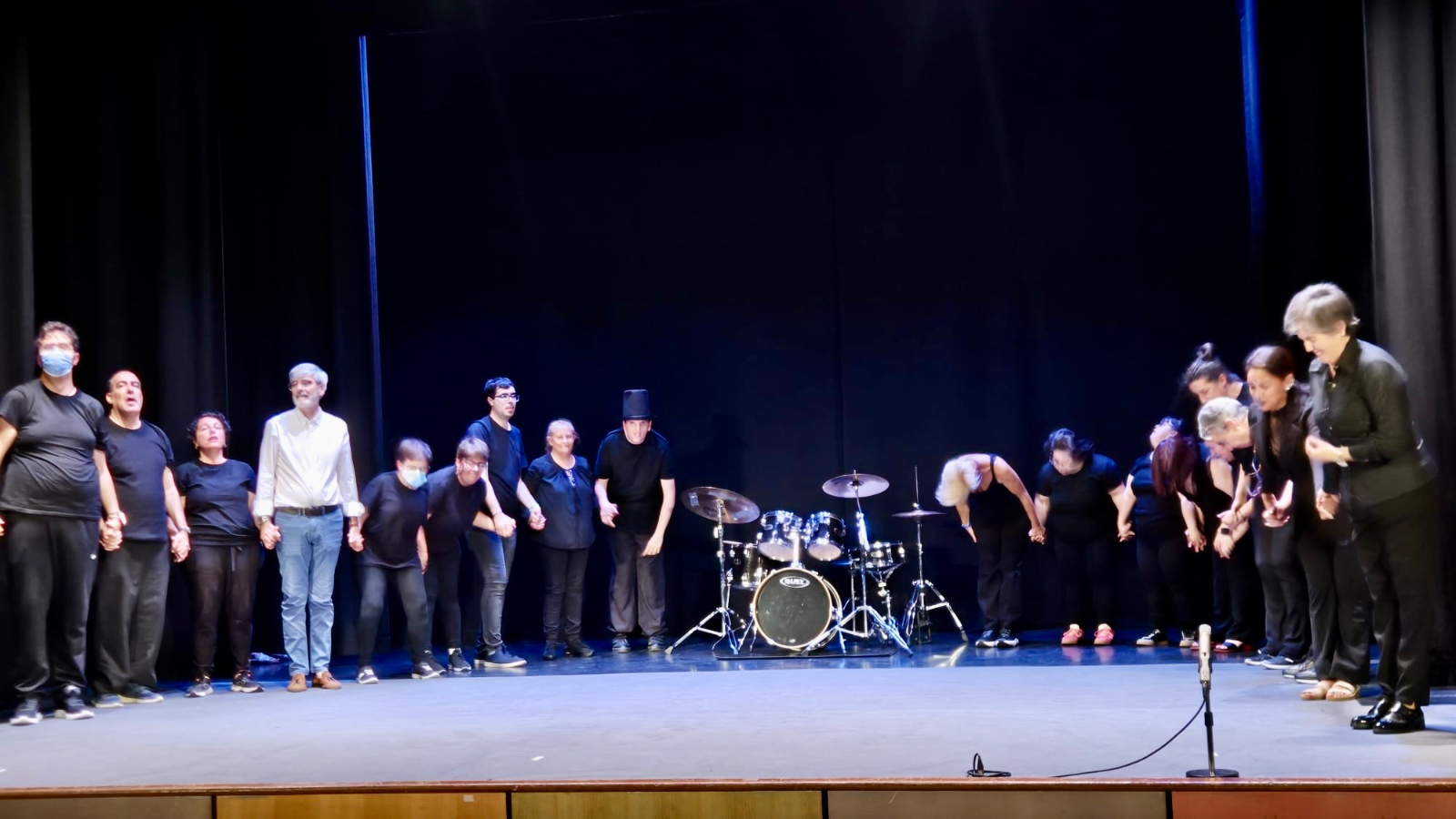 Butacas llenas y larga ovación para la obra teatral Con Luz Propia interpretada por acomunidad