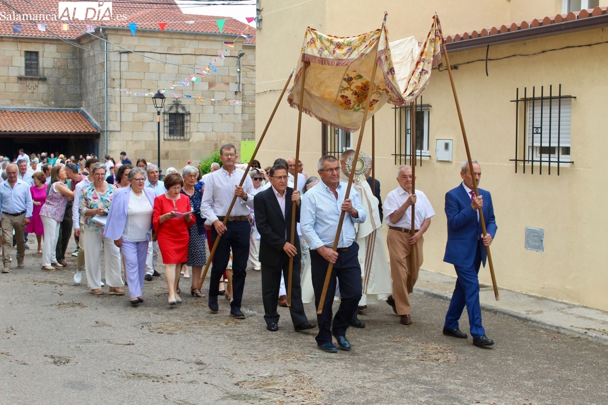 Del tomillo en las calles al acordeón: así vive El Cubo de Don Sancho su día grande del Corpus