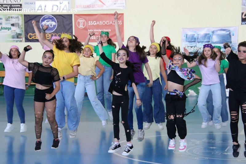 La danza urbana y moderna cierra curso en Alba con 100 bailarines en escena