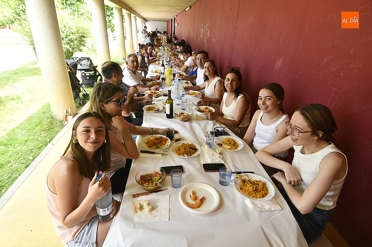 Sanjuanejo despide sus fiestas de San Juan con una multitudinaria paella popular