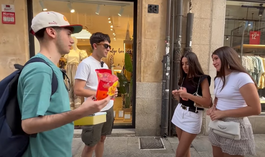 Un youtuber salmantino se lanza al reto de transformar un bolígrafo en un MacBook en solo 15 días