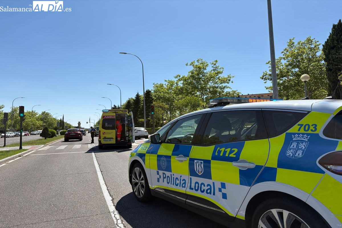 Un motorista resulta herido en una colisión con un turismo en la calle La Bañeza