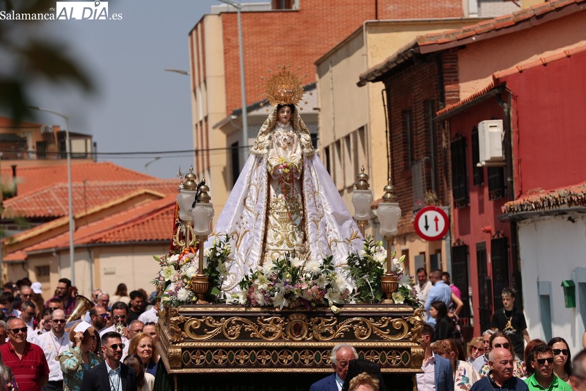 VÍDEO Y FOTOS | La devoción por la Virgen de la Salud congrega a los vecinos de Tejares en sus fiestas patronales