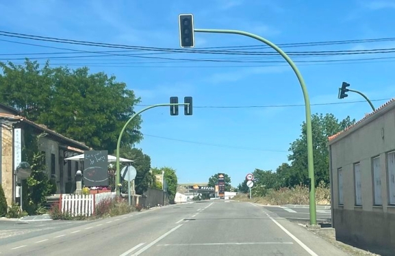 Un hombre acaba en el hospital tras volcar con su turismo y acabar en las vías del tren en Cabrerizos