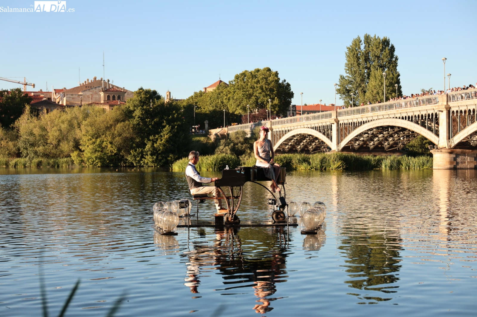 VÍDEO Y FOTOS | Un piano flotante sobre el Tormes: la estampa mágica que ha cautivado a Salamanca