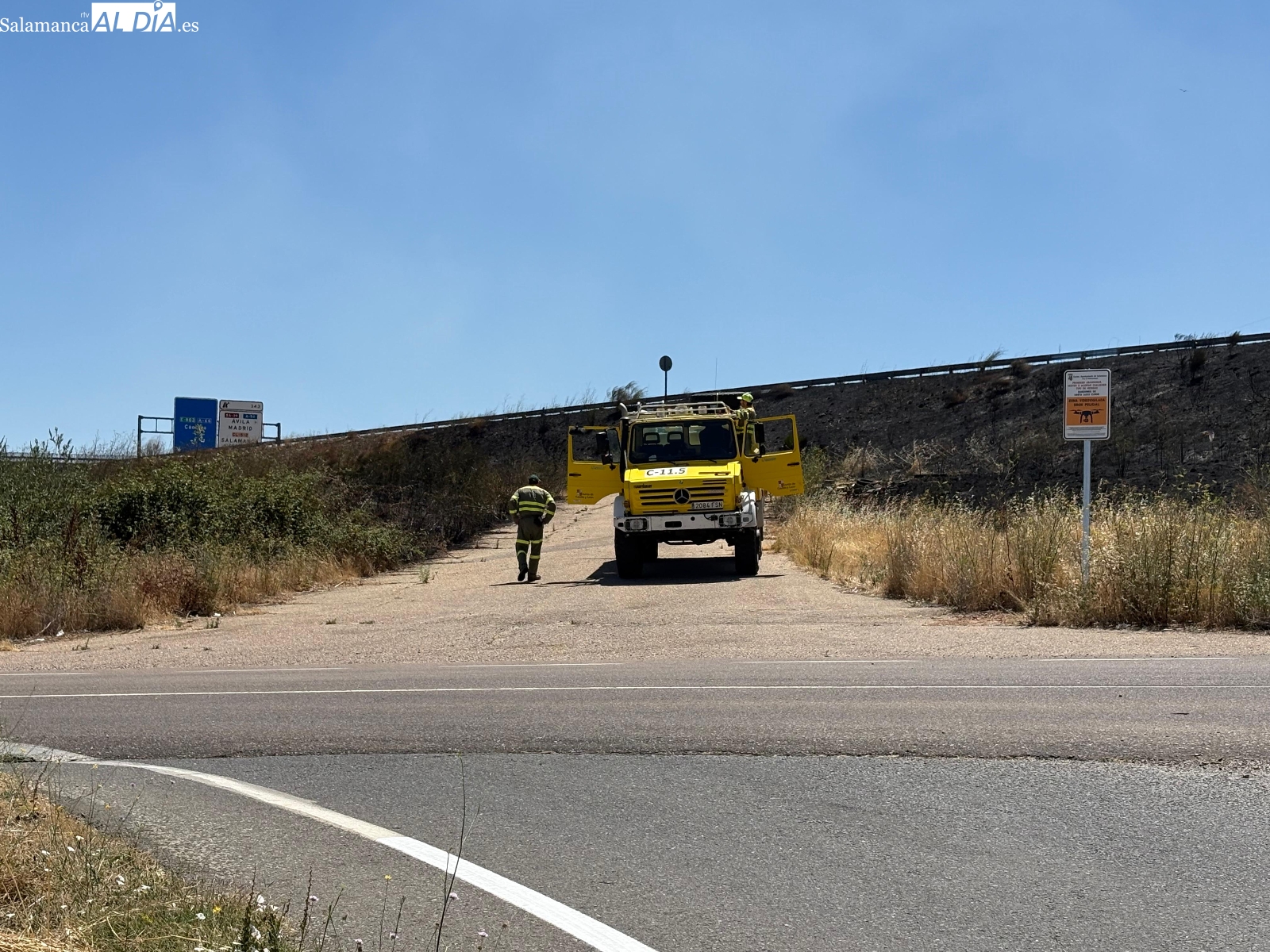 Extinguido un incendio en la cuneta de la A-66 que dificultó la visibilidad del tráfico durante unas horas
