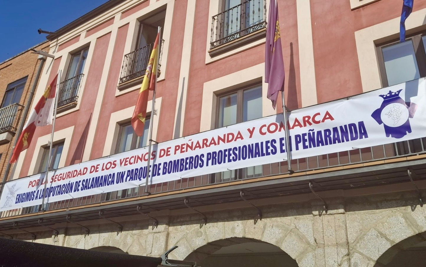 Una pancarta gigante reivindica a la Diputación la llegada de bomberos profesionales a Peñaranda