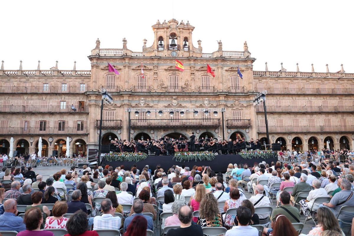 VÍDEO Y FOTOS | La Plaza Mayor se rinde a la excelencia de la Orquesta Sinfónica de Castilla y León