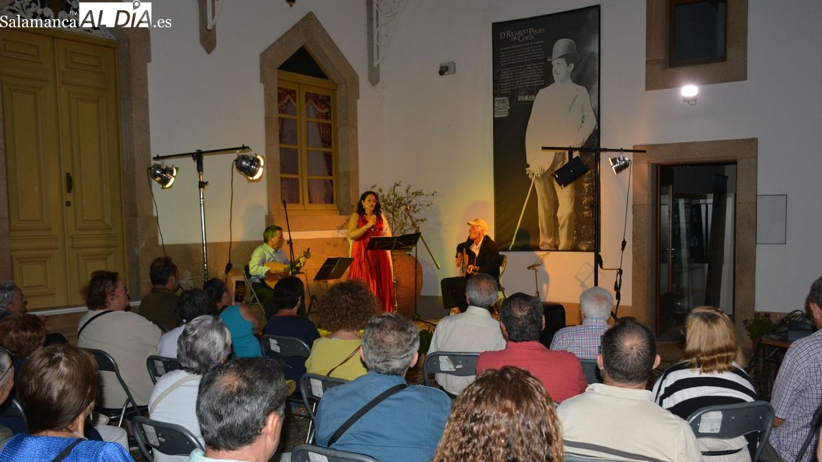 Los Fados llenan de música y nostalgia el patio de la Casa de los Condes de Lumbrales