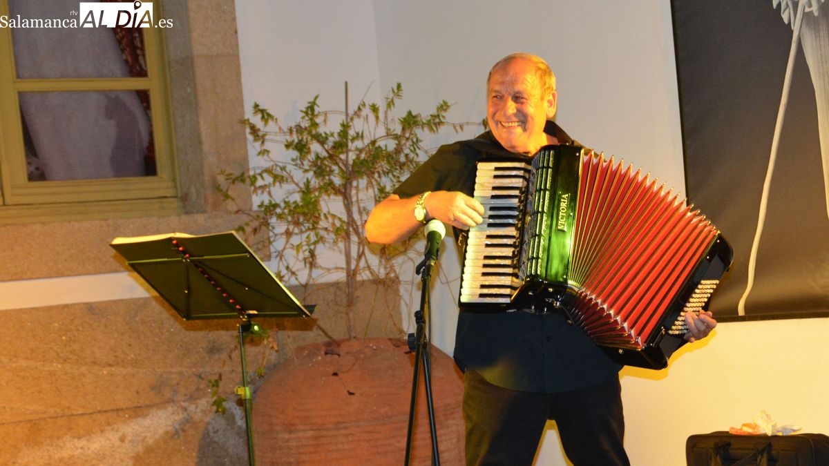 Agustín Santano muestra la música y la historia del acordeón en Lumbrales