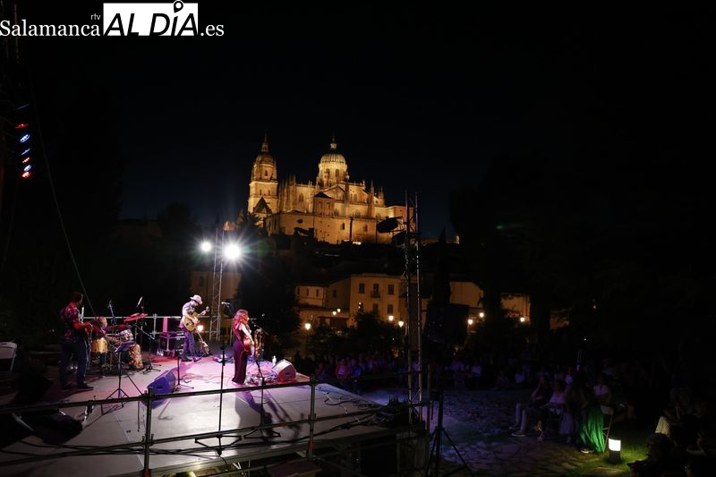 Los versos vuelven a los Jardines de Santo Domingo para honrar a Carmen Martín Gaite