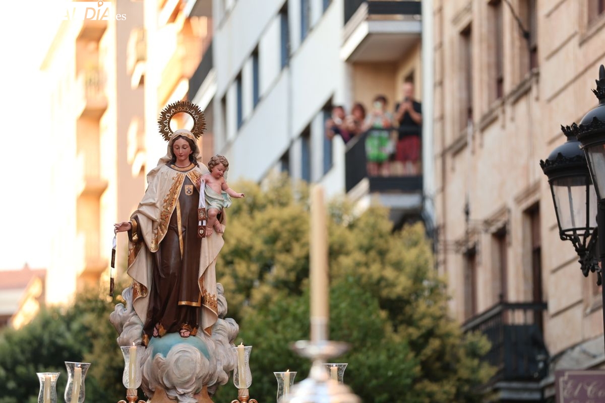 VÍDEO Y FOTOS | La Virgen del Carmen procesiona por Salamanca con el estreno de un nuevo paso barroco
